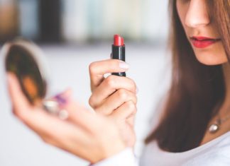 8 Kesalahan Dalam Menggunakan Lipstik, Ladies Wajib tahu! Kesalahan Dalam Menggunakan Lipstik
