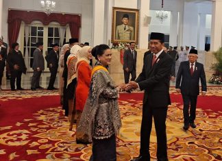 Ibu Negara dan 18 Tokoh Indonesia Mendapat Anugerah Tanda Kehormatan dari Presiden Jokowi