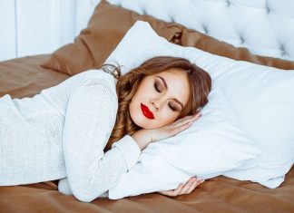 5 Bahaya Tidur Masih Menggunakan Makeup