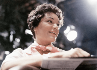 Kabar Duka! Penyanyi Lagu Viral Pretty Little Baby “Connie Francis” Tutup Usia