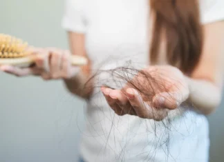 Ciri-ciri Rambut Rontok yang Normal atau Berisiko Kebotakan