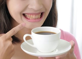 5 Cara Aman Minum Kopi dan Teh Tanpa Bikin Gigi Kuning!