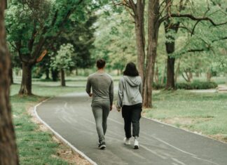 Benarkah Jalan Kaki Setelah Makan Bisa Membantu Mengontrol Gula Darah?