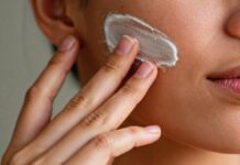 Kenapa Sunscreen Sering Terasa Lengket di Wajah? Ini Cara Mengatasinya